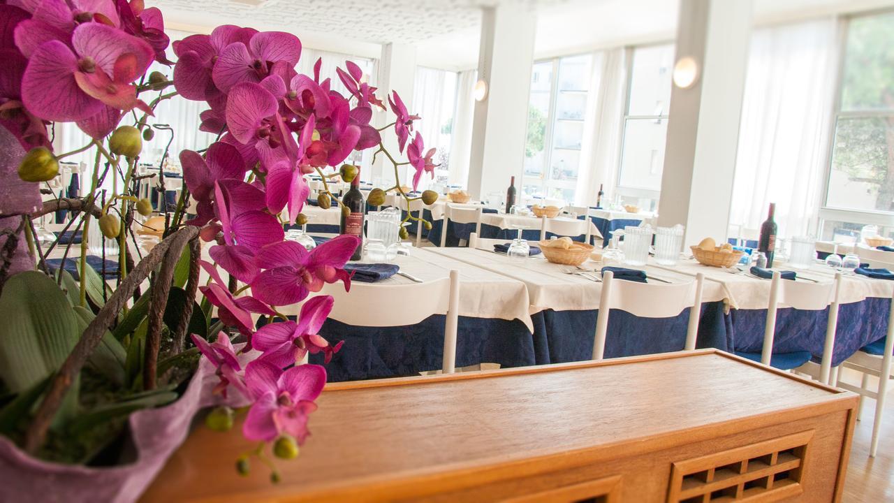 צ'סנטיקו Hotel Raffaello מראה חיצוני תמונה