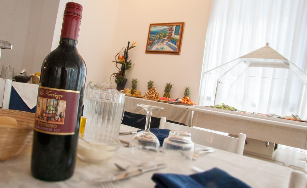 צ'סנטיקו Hotel Raffaello מראה חיצוני תמונה