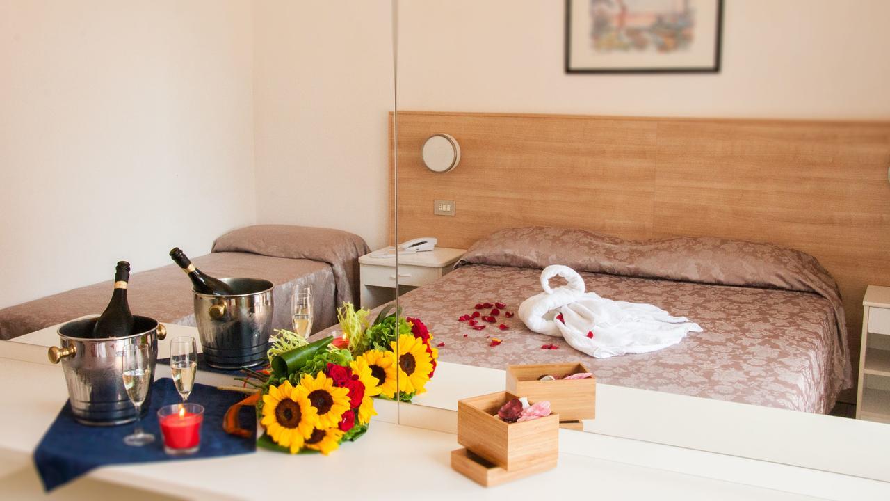 צ'סנטיקו Hotel Raffaello מראה חיצוני תמונה