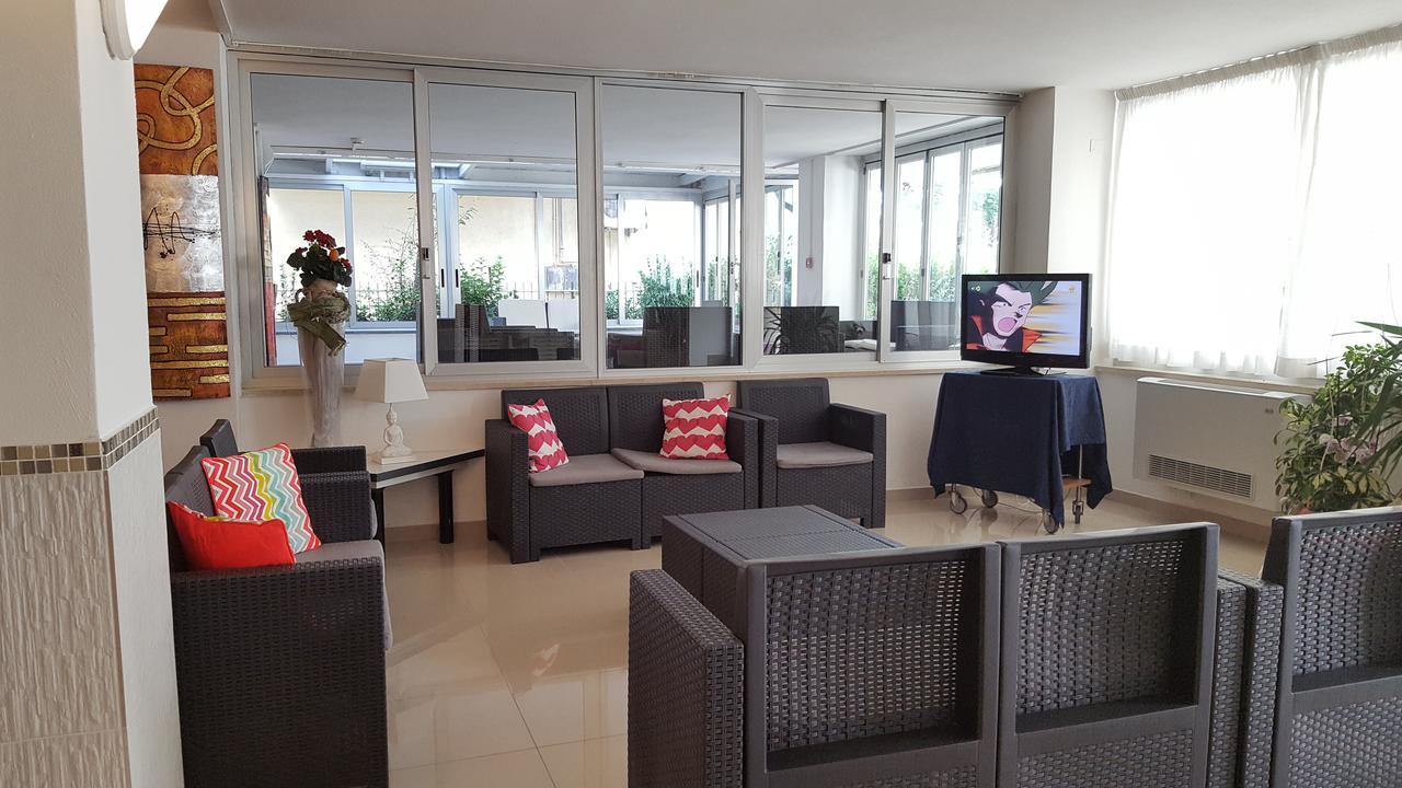 צ'סנטיקו Hotel Raffaello מראה חיצוני תמונה